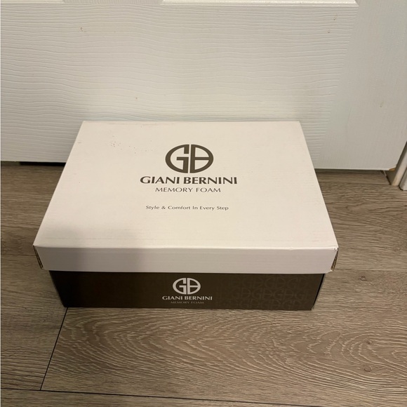 Giani Bernini Red Suede Block Heels - Picture 6 of 8